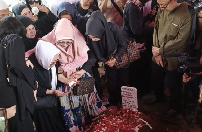 Puput Novel Masuk ke Liang Lahat, Ibunda: Ya Allah, Rasulullah Titip Anak Hamba
