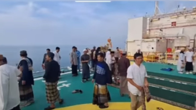 Viral Kondisi Laut Jadi Tenang  saat Para Pelaut Salat Idulfitri