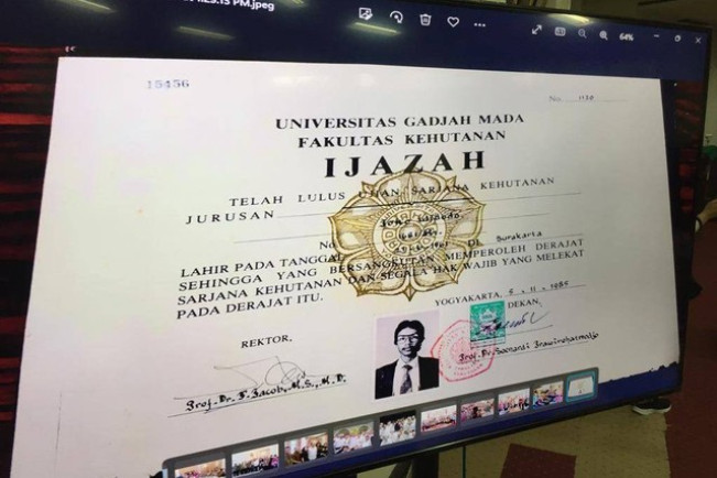 Jokowi Tunjukan Ijazah Asli dari UGM, Singgung soal Pakai Kacamata sampai Tanda Tangan Pembimbing