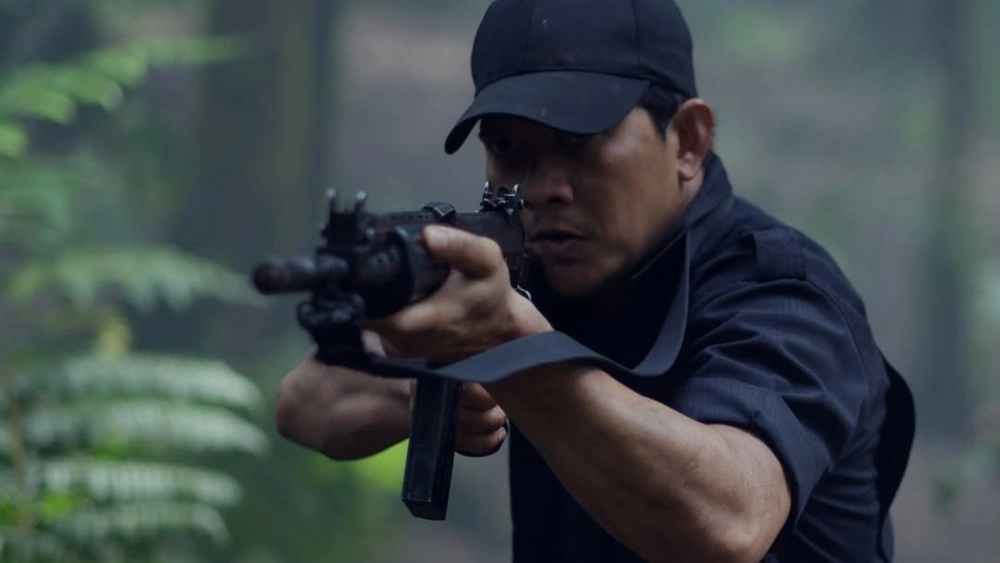 Potret Iko Uwais di film Timur yang segera tayang di bioskop Indonesia. [Instagram]