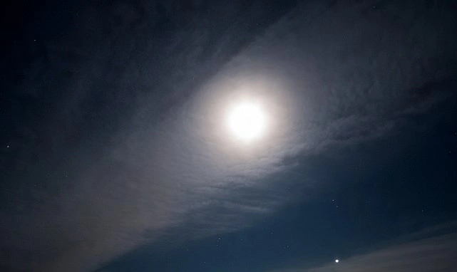 Ilustrasi cahaya misterius di Depok, Jawa Barat [Meta AI]