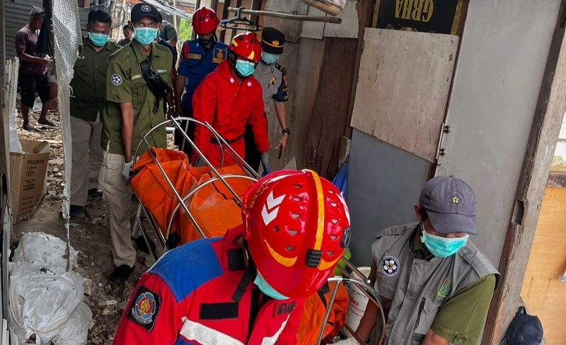 Ilustrasi petugas evakuasi jenazah korban hanyut di Sungai Ciliwung. [Ist]