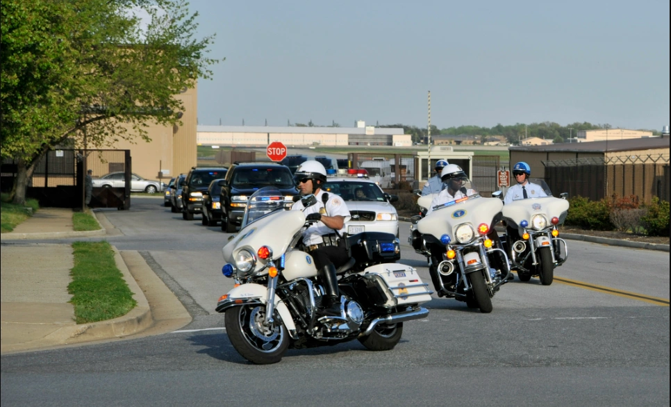 Ilustrasi Iring Iringan Polisi (Wikipedia)