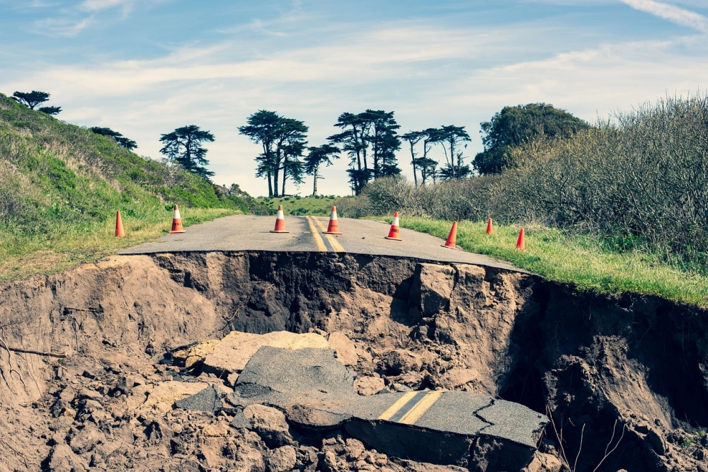 Ilustrasi Jalanan Amblas (Pixabay)