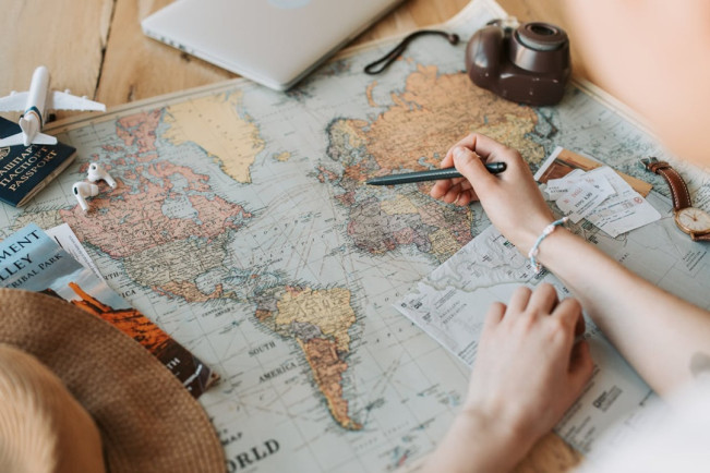 Ilustrasi membuat itinerary untuk liburan. (Pexels/Vlada Karpovich)