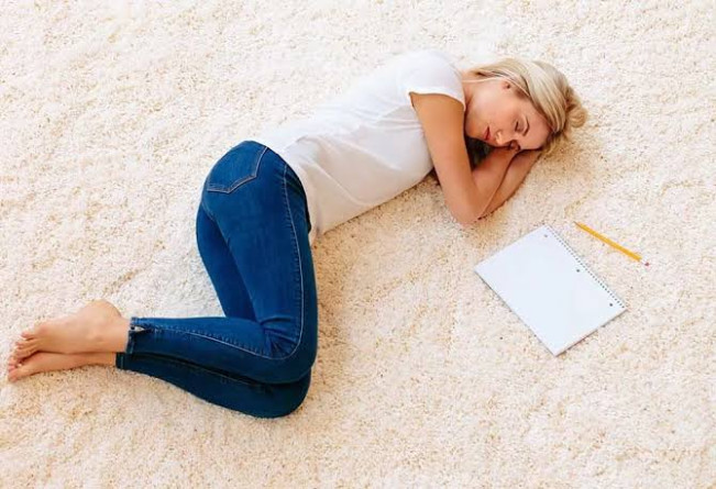 Tidur Di Lantai Bikin Paru-paru Basah, Benarkah?