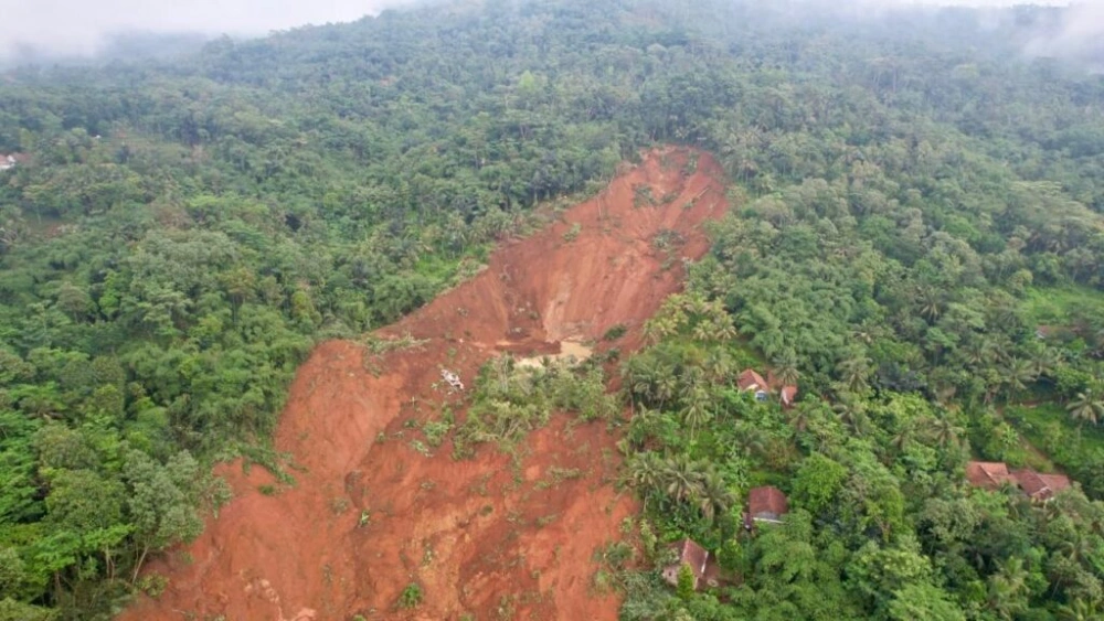 Penampakan tanah longsor di Cilacap. [Istimewa]