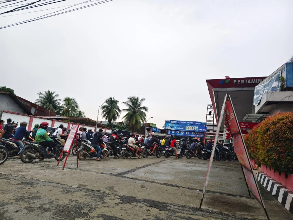 Antrian BBM di Medan mengular. [FT News]