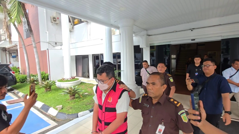 Kabid Koperasi dan UKM, Anwar Syarif ditahan Kejari Medan. [Dok. Pribadi]