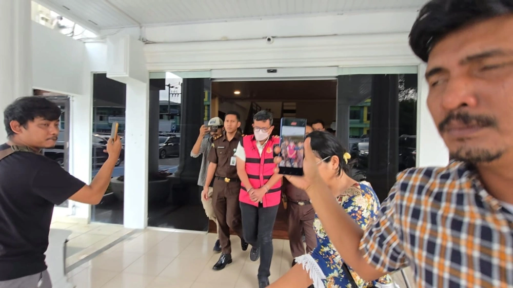 Kabid Koperasi dan UKM Kota Medan, Anwar Syarif ditahan. [Dok. Pribadi]