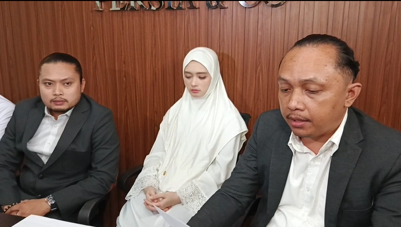 Inara Rusli tidak mau menanggapi soal isu nikah siirinya dengan Insanul Fahmi. [FTNews/Raka]