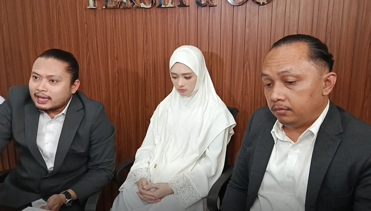 Kuasa hukum Inara Rusli jabarkan awal perkenalan kliennya dengan Insanul Fahmi (28/11/2025) [FTNews/Raka]