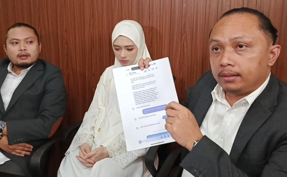 Kuasa hukum Inara Rusli menunjukkan bukti chat kliennya dengan Mawa. [FTNews/Raka]