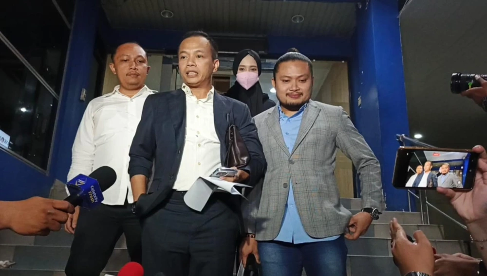 Inara Rusli didampingi tim kuasa hukumnya usai membuat laporan. [FTNews/Raka]