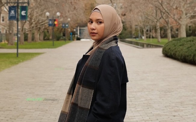 Potret Cantik Indah Permatasari Tampil Berhijab saat Liburan ke Australia