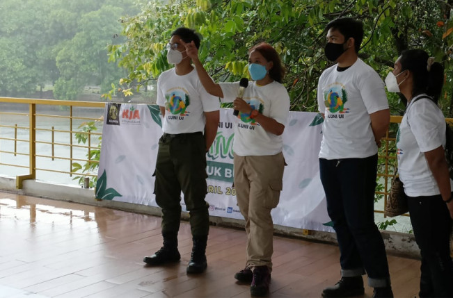 Peringati Hari Bumi, Tanam Vetiver di Tepi Danau UI
