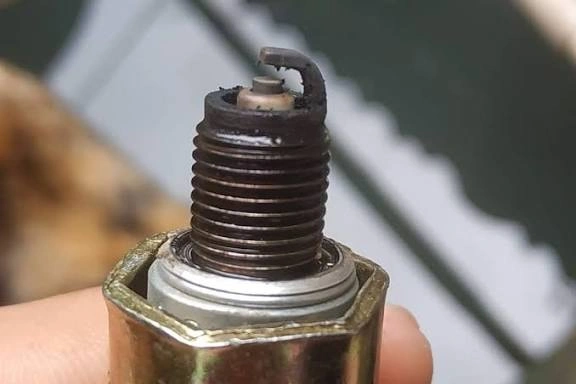 Ini Waktu Ideal Mengganti Busi Motor