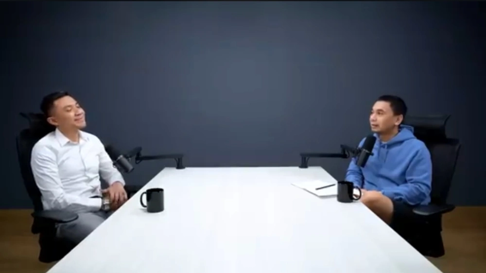 dr. Gia Pratama di podcast. [YouTube Raditya Dika]