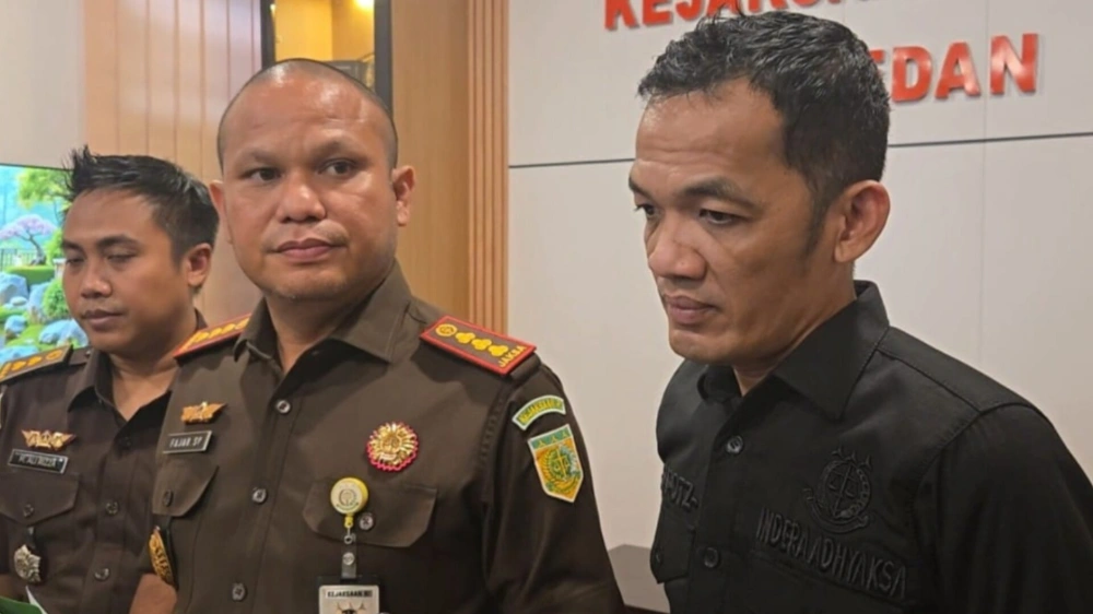 Kajari Medan, Fajar Syah Putra (tengah) menggelar konfrensi pers. [Dok. Humas Kejari Medan]