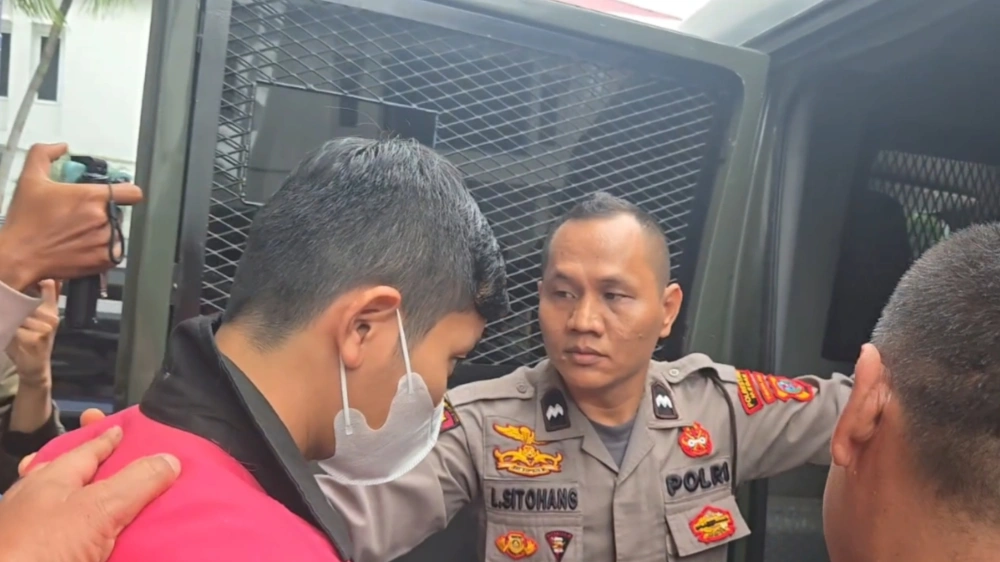 Tersangka diboyong ke mobil tahanan. [Dok. Humas Kejari Medan]