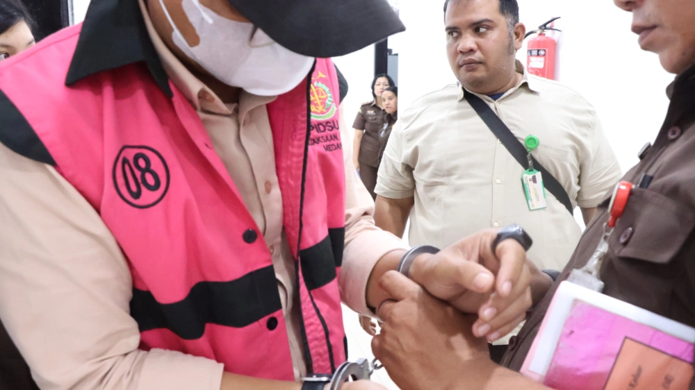 Tersangka KAL diborgol. [Dok. Humas Kejari Medan]