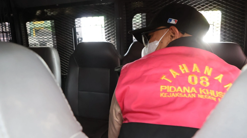 Tersangka KAL masuk ke mobil tahanan. [Dok. Humas Kejari Medan]