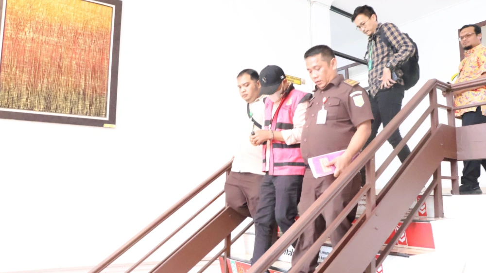 Tersangka KAL diboyong ke mobil tahanan. [Dok. Humas Kejari Medan]