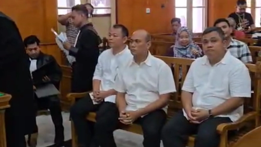 Ketiga terdakwa (baju putih) jalani sidang. [Dok. Pribadi]