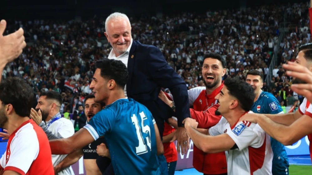 Pelatih Irak, Graham Arnold digendong anak asuhnya. [Instagram]