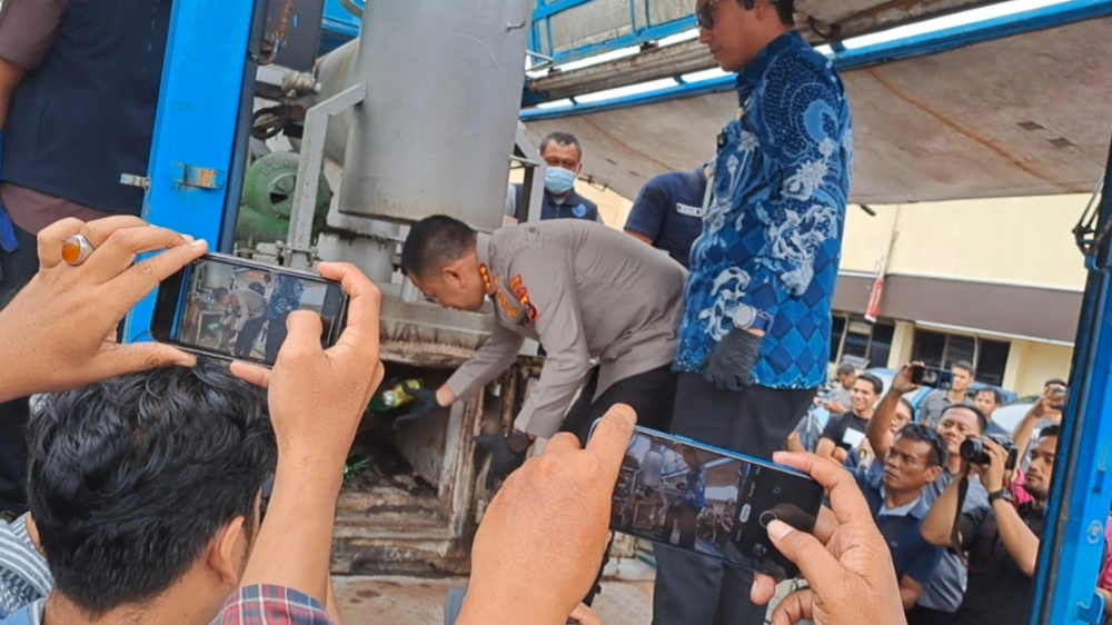 Kapolresta Medan memusnahkan barang bukti. [FT News/Reza D Syahputra]