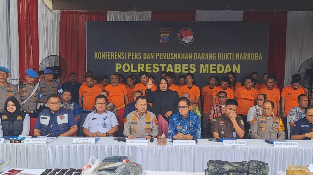 Kapolrestabes Medan dan jajaran bersama Wali Kota Medan memaparkan pengungkapan kasus. [FT News/Reza D Syahputra]