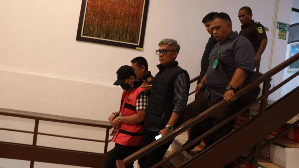 Kadishub Medan memakai topi. [Dok. Kejari Medan]