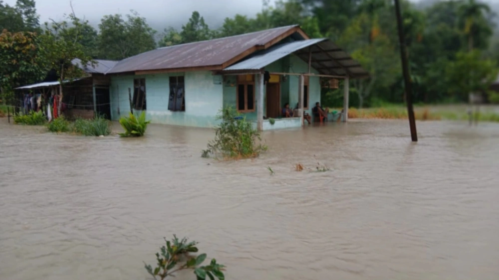 Banjir di Sumatera mengakibatkan kerusakan jaringan listrik dan telekomunikasi, 8 meninggal. [Dok istimewa]
