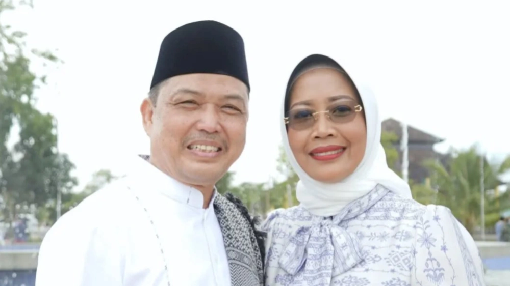 Gubernur Kalbar, Ria Norsan dan istrinya. [Instagram]