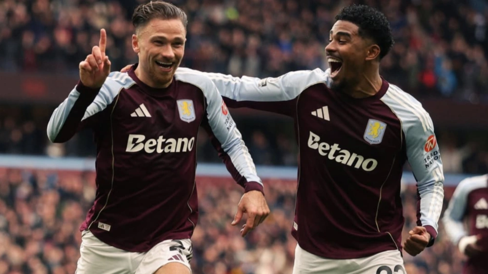 Cash (kiri), pencetak gol pertama Aston Villa. [Instagram/@avfcofficial]
