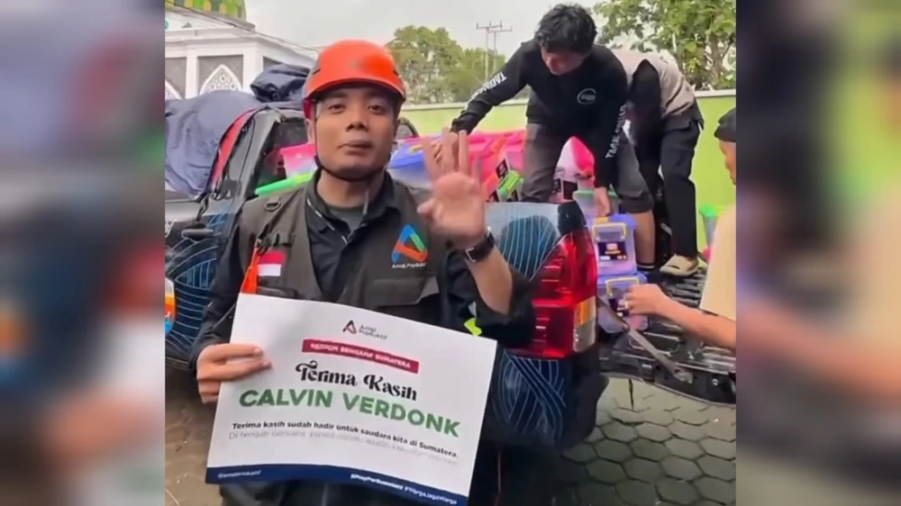 Bantuan dari Calvin Verdonk. [Instagram]