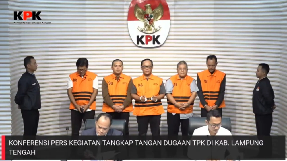 Kelima tersangka dipaparkan saat konferensi pers. [Youtube KPK]