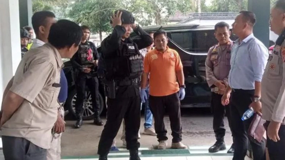 Tim kepolisian datangi rumah Kamila. [X]