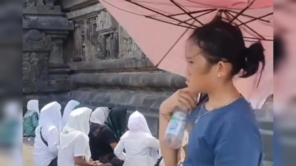 Sekelompok orang terlihat berzikir di Candi Prambanan. [Instagram/@jogjajatengexplore]