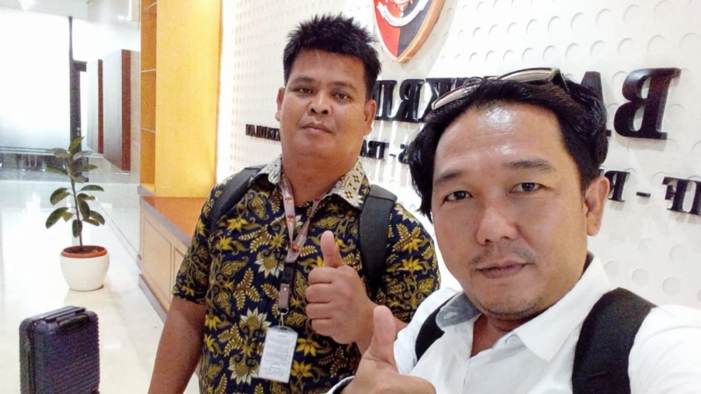 Kuasa hukum Edwin Witarsa, Jon Efendi Purba (kiri). [Dok. Pribafi]