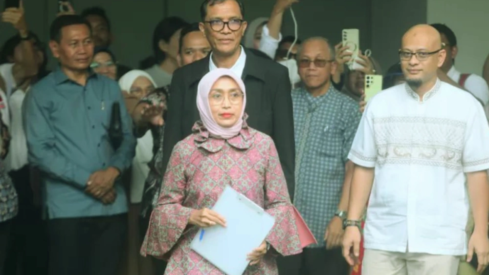 Ira Puspadewi cs bebas. [X]