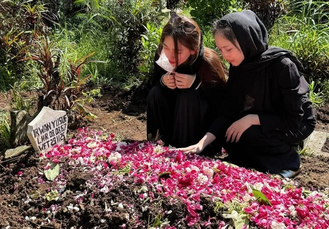 Isabella Viandra ikut mengantarkan jenazah ayahnya, Irwan Yusuf, dikuburkan [Instagram @isabellaviandraa]