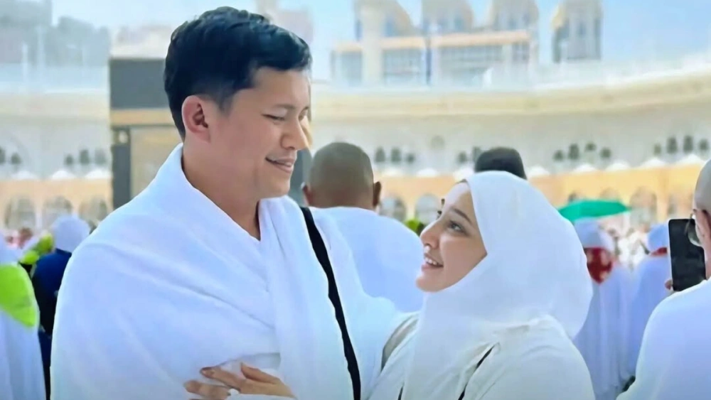 Bupati Aceh Selatan Mirwan HS dan istri, Nafisah Mirwan, menunaikan ibadah umrah. [Instagram]