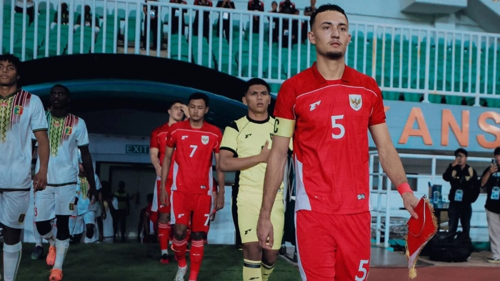 Ivar Jenner menjadi Kapten Timnas U-22 Indonesia saat hadapi Mali, Sabtu (15/11/2025). Gelandang Ivar Jenner mengenakan ban kapten saat  Timnas U-22 Indonesia vs Mali, Sabtu (15/11/2025). [Instagram @ivarjnr]