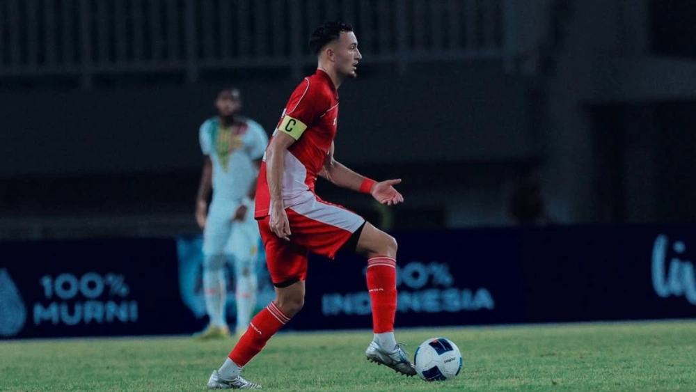 Gelandang Ivar Jenner mengenakan ban kapten saat Timnas U-22 Indonesia vs Mali, Sabtu (15/11/2025). [Instagram @ivarjnr]