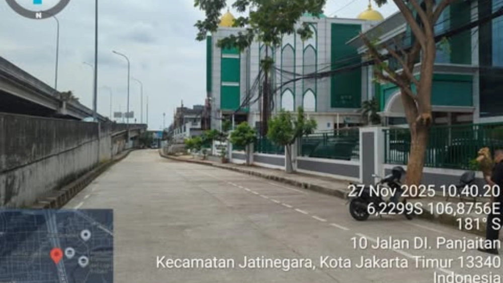 Jalan di depan Kanwil Kementrian Agama DKI Jakarta. [sudin @sudinhub_jaktim]