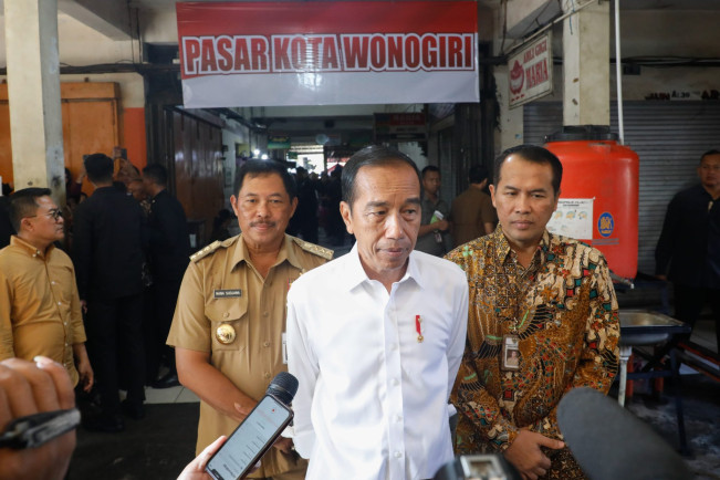 Sambangi Pasar Kota Wonogiri, Jokowi Kaget Harga Bahan Pangan Ini Agak Naik