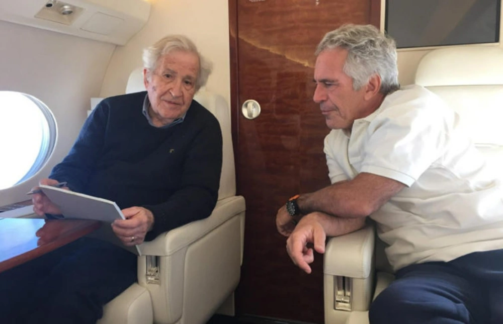 Jeffrey Eipstein bersama Noam Chomsky di dalam jet pribadi [House Oversight Committee]