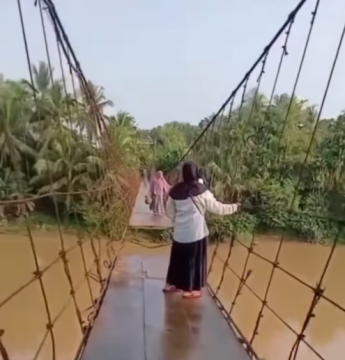 Jembatan rusak di Merangin, Jambi. (Instagram)