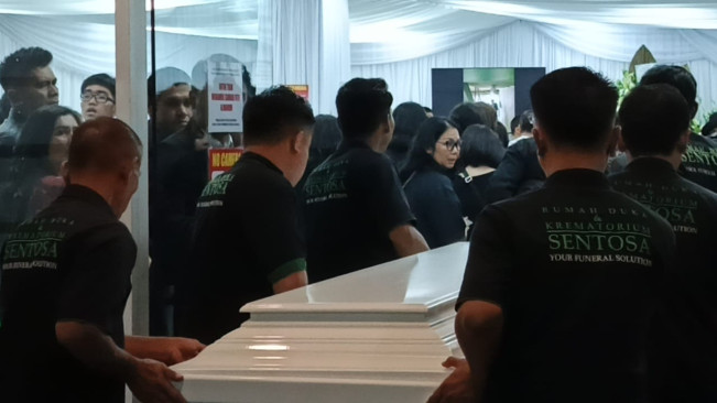 Disambut Keluarga dan Istri, Jenazah Ricky Siahaan Tiba di Rumah Duka Sentosa